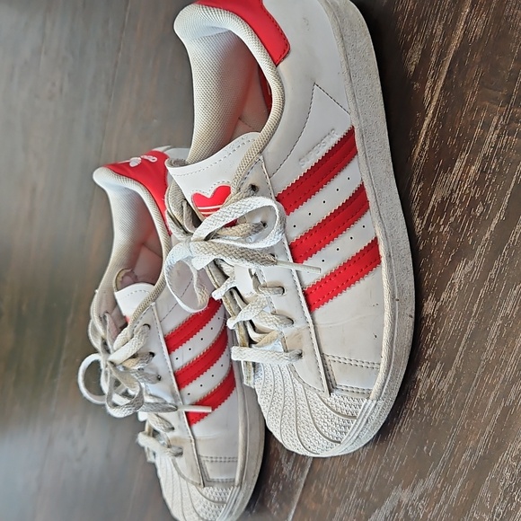 ADIDAS ORIGINALS SUPERSTARS w/ Heart Graphic, Youth Size 3 - Picture 14 of 15